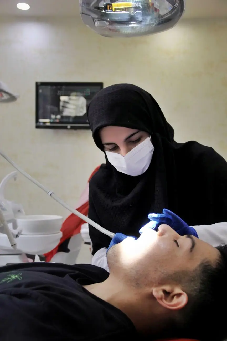 دکتر اسما نمازی هنگام ارائه خدمات دندانپزشکی